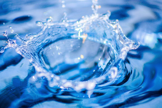 Clear water splash close-up symbolizing the health benefits of drinking filtered water daily for AquaNest blog.