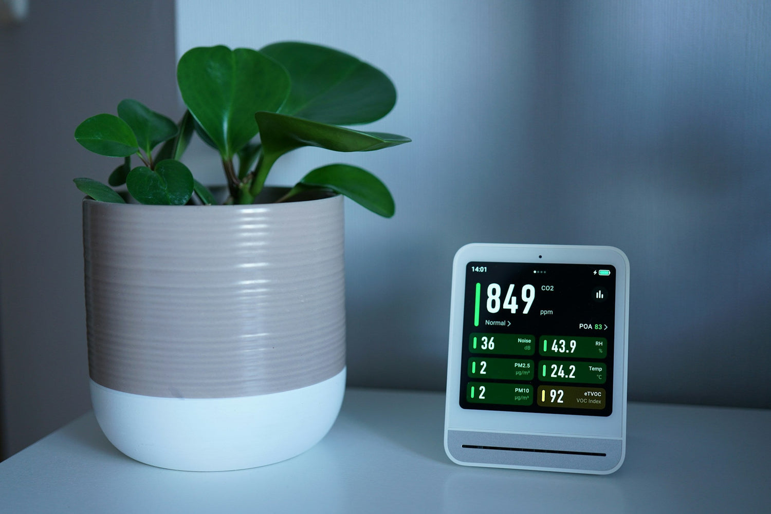 Digital air quality monitor with graphs